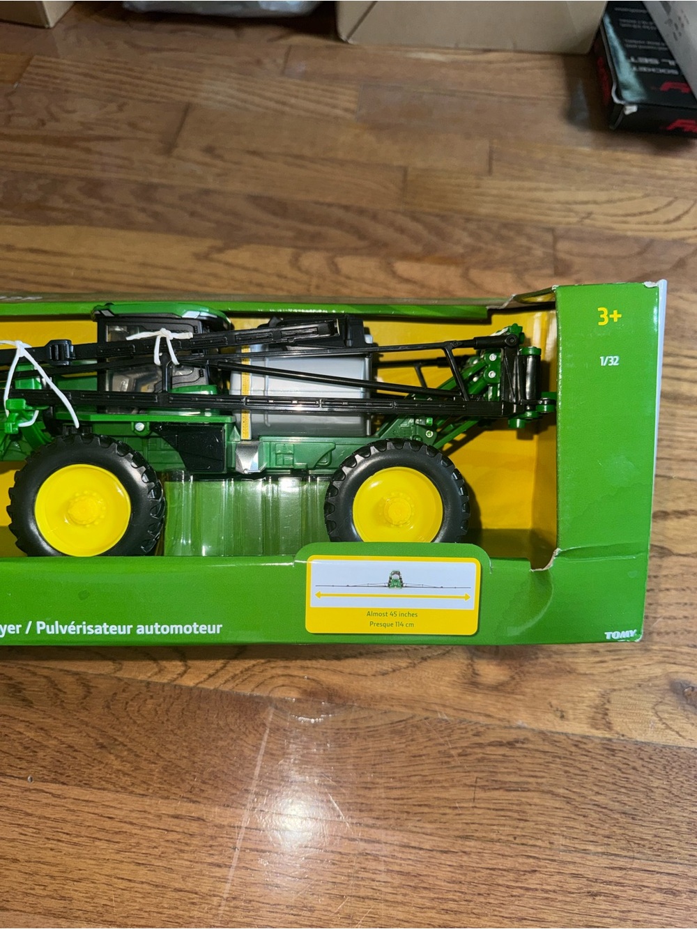 ohn Deere 1/32 Scale 412R Sprayer
Brand New - Picture 5 of 7
